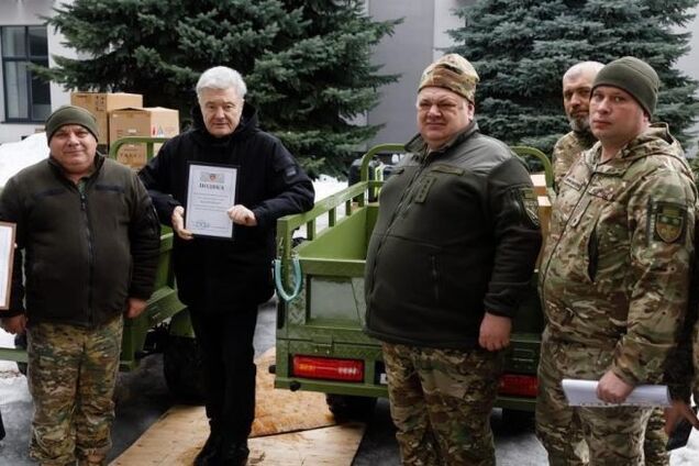 Квадроцикли, генератори та зарядні станції: Порошенко передав техніку оборонцям на Сумщині