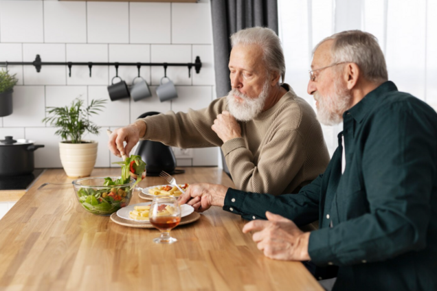 Що обов'язково треба їсти у похилому віці, щоб дожити до 100 років: несподівані результаті дослідження