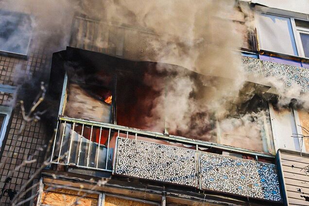 У Харкові ворожий дрон влучив у багатоповерхівку: горять квартири, є постраждалі. Відео