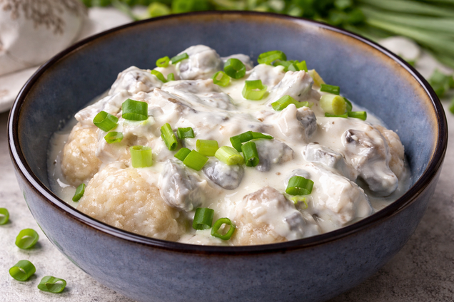 Ситні ліниві вареники з грибним соусом: як смачно приготувати