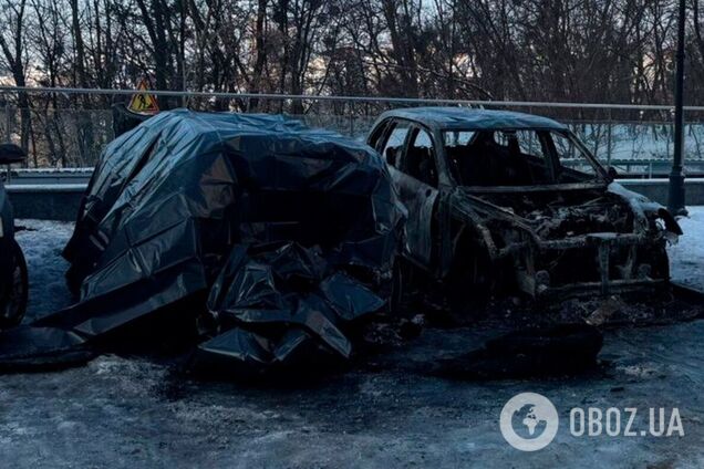 Хотели получить 100 тыс. грн: в центре Киева двое мужчин подожгли Porsche Cayenne и Range Rover. Фото