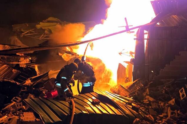 Росія масовано атакувала Дніпропетровщину дронами та ракетами: стались пожежі, є руйнування. Фото