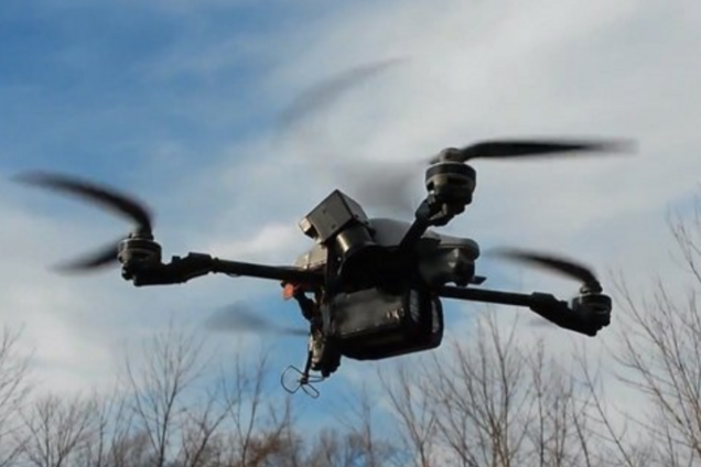 На Сумщині дрон влучив в автівку з родиною: жінка зазнала важких травм