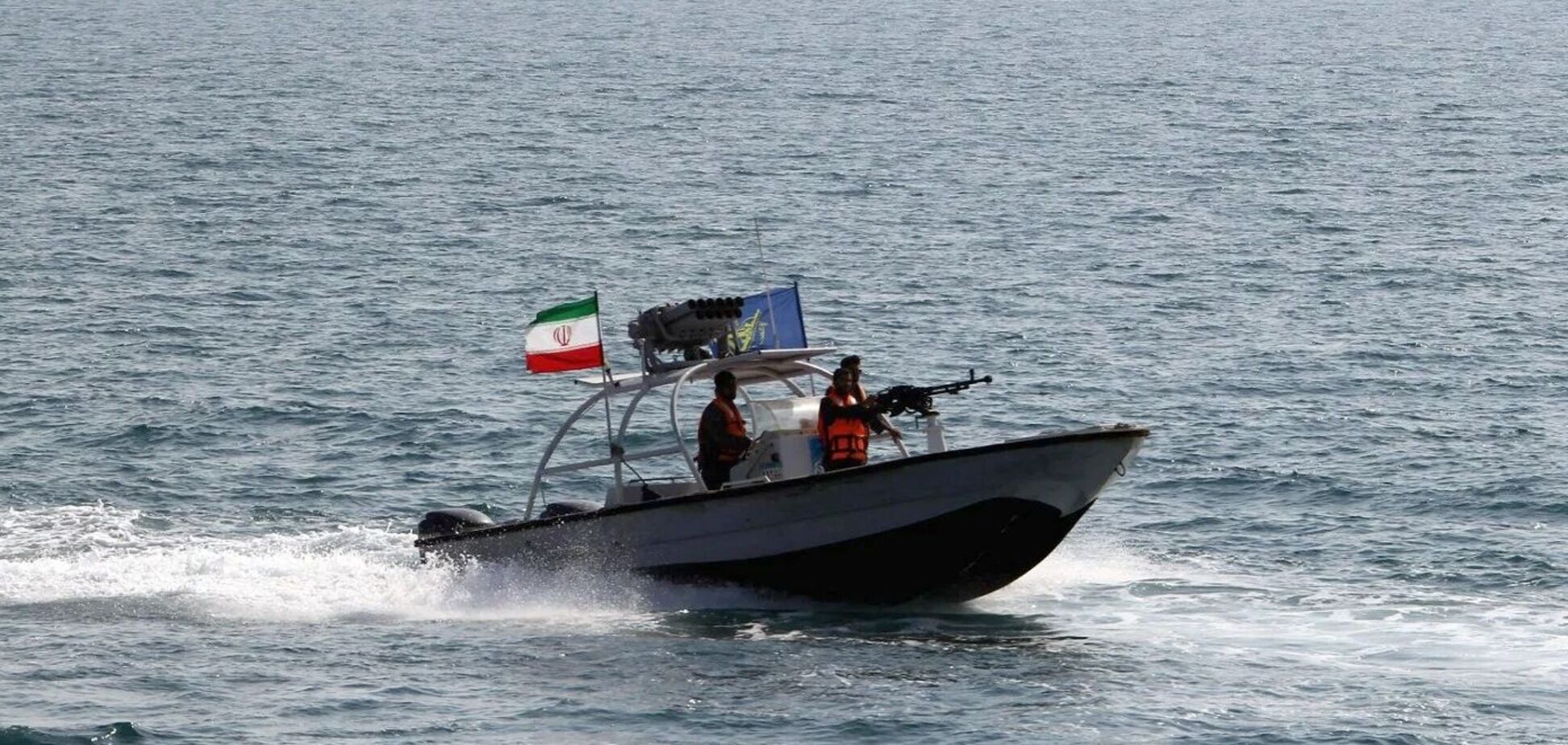 Иранские военные лодки пытались остановить танкер США в Ормузском проливе – WSJ
