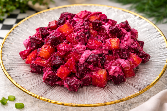 Рецепт смачного салату з буряком: додайте помідорами та червоний перець