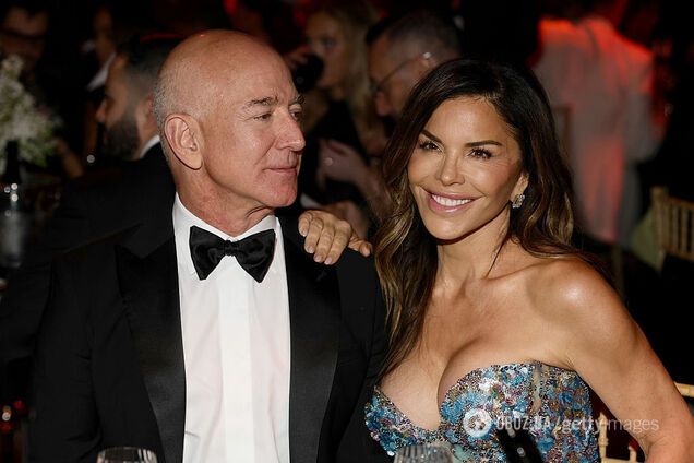 56-летняя жена миллиардера Безоса посветила фигурой в гламурном платье из 90-х. Фото