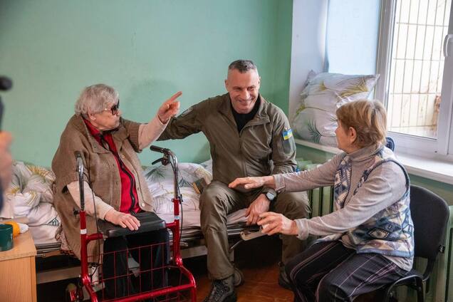 Кличко відвідав санаторій, де розмістили киян, які залишилися без тепла і світла після обстрілів. Фото