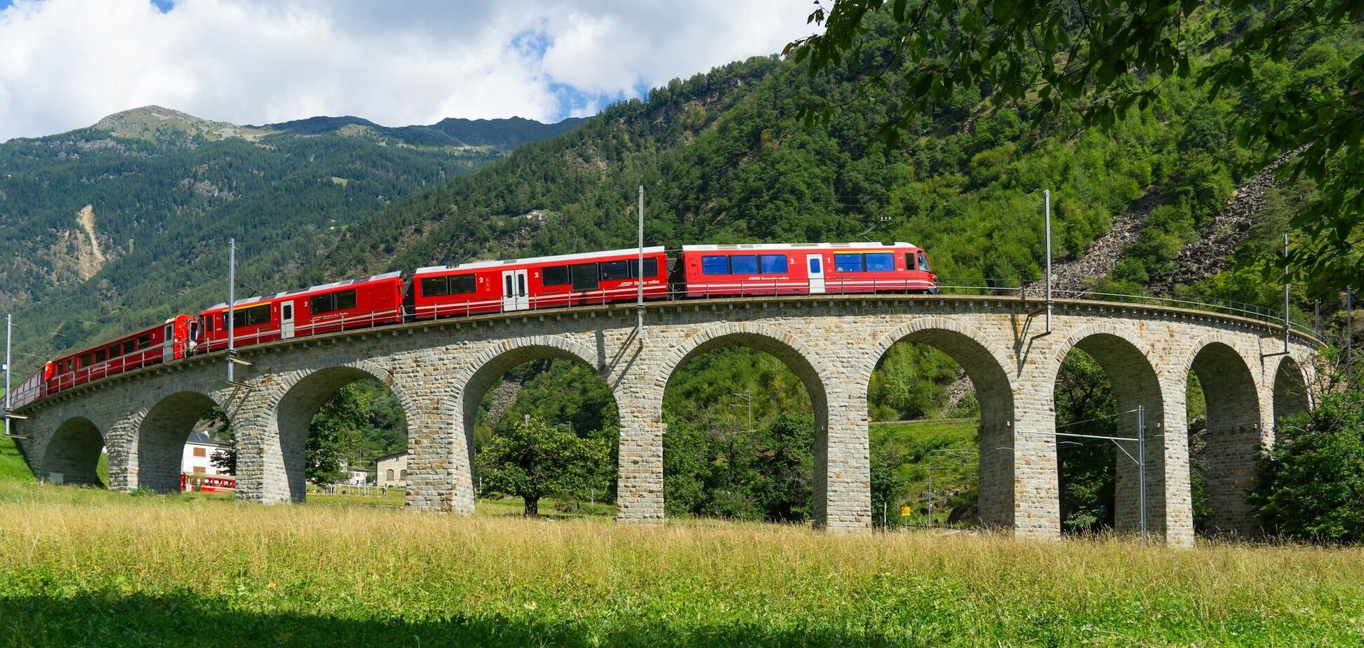 Побачите засніжені гори і бірюзові озера: де найгарніший залізничний маршрут у Європі