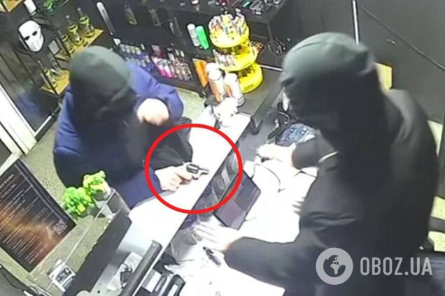 У Києві продавець разом із другом інсценували пограбування магазину, щоб вкрасти з каси 90 тис. грн. Фото та відео