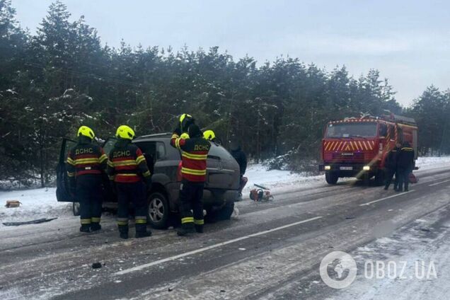 На Київщині легковик протаранив вантажівку: є загибла та постраждалий. Подробиці та фото
