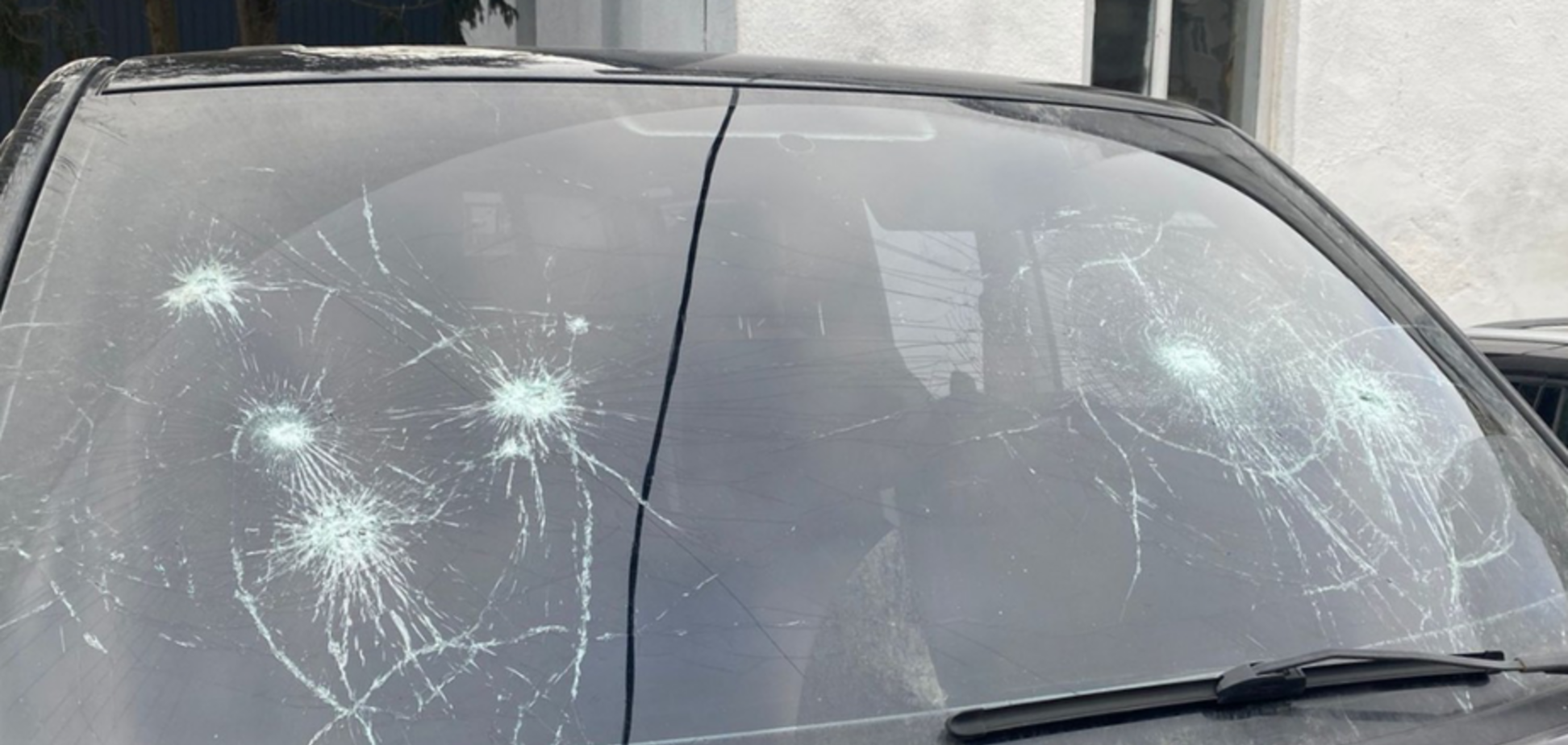 У Львові жінка здійснила постріл у мікроавтобус ТЦК, справою зайнялася поліція: що їй загрожує