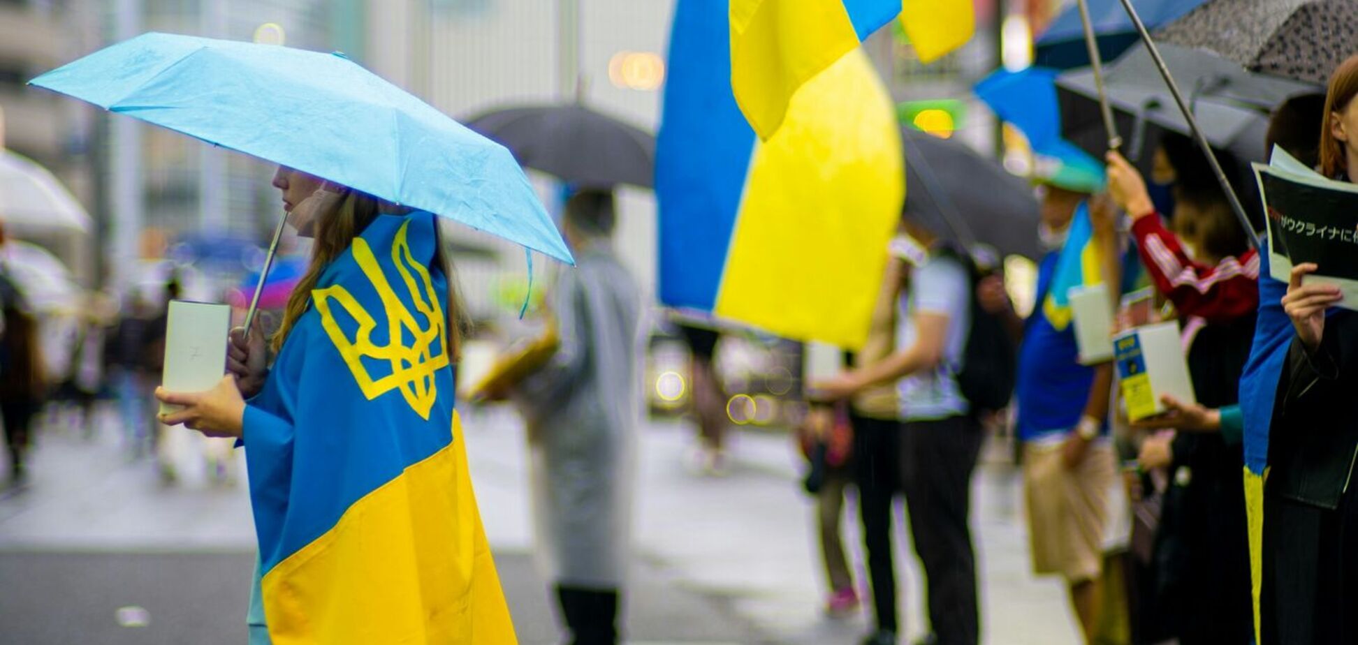 Ілюстрація - жінка загорнута в прапор України