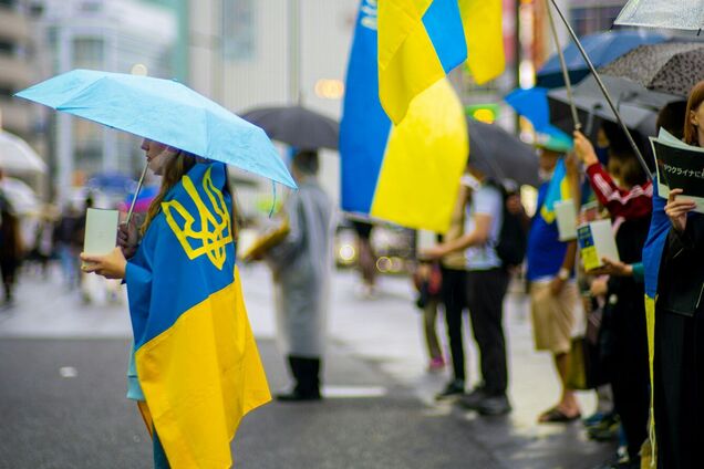 Ілюстрація - жінка загорнута в прапор України