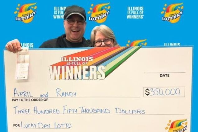 Эйприл и Рэнди со своим выигрышем