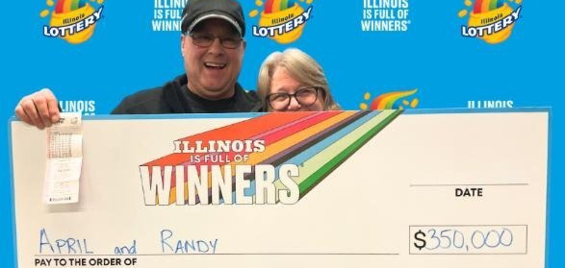 Эйприл и Рэнди со своим выигрышем