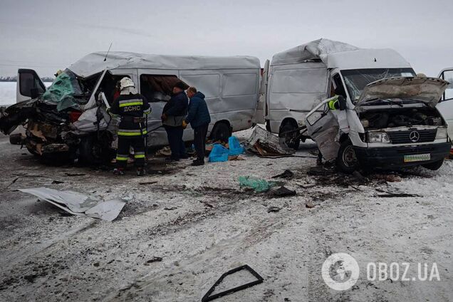 На Киевщине столкнулись три микроавтобуса: есть погибшая и пострадавшие. Подробности ДТП и фото