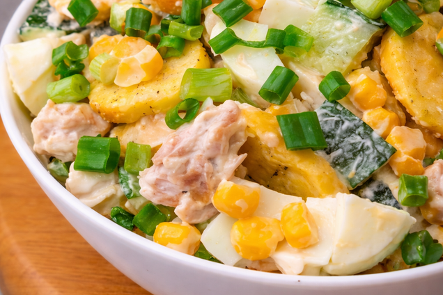 Вкусный салат с куриным филе, сухариками и кукурузой: как приготовить праздничное блюдо