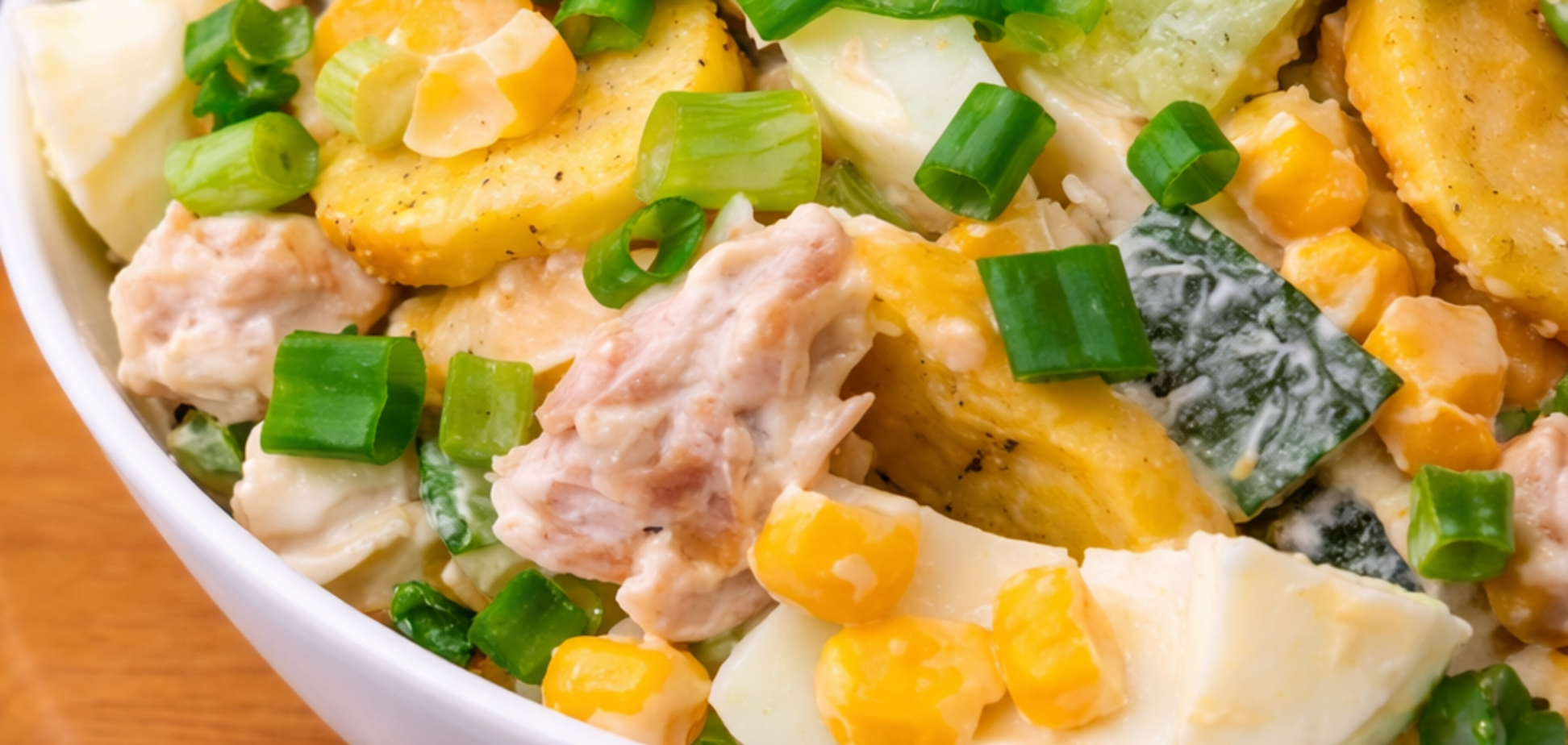 Вкусный салат с куриным филе, сухариками и кукурузой: как приготовить праздничное блюдо