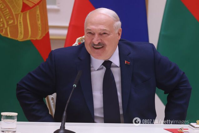 'І що, під язик кладеш?' Лукашенко дізнався про існування бездимного тютюну. Відео