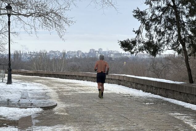 Бегает по городу с обнаженным торсом в мороз: как 80-летний мужчина стал визитной карточкой Николаева. Фото