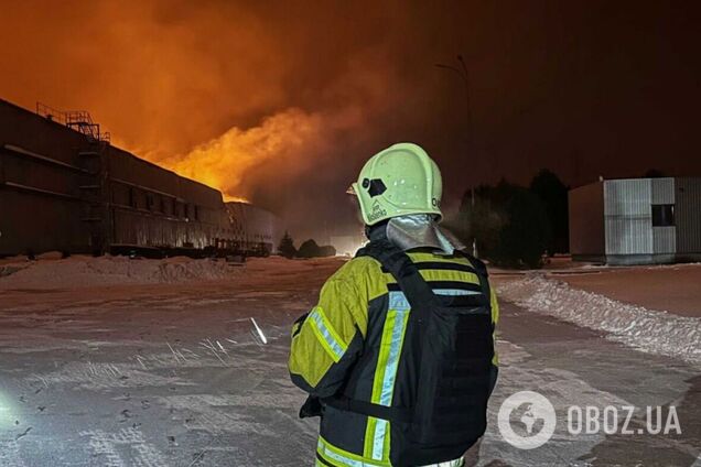 Війська РФ ударили по складах на Київщині: виникла масштабна пожежа. Фото