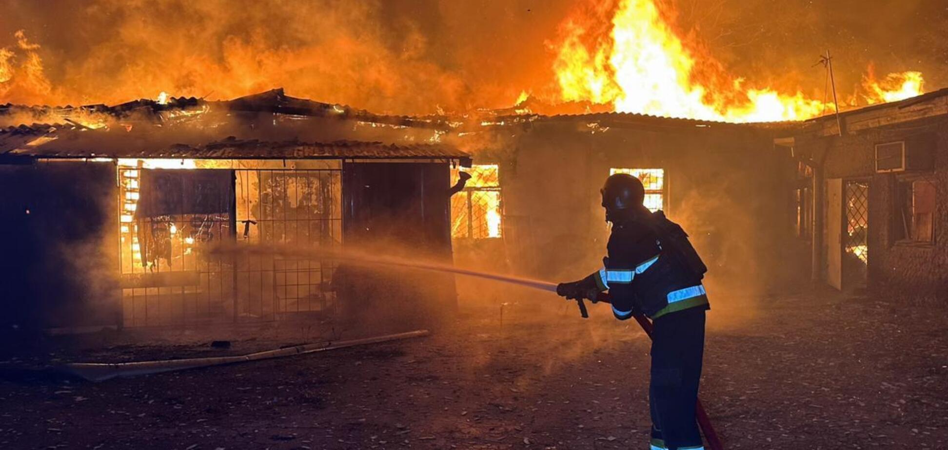 Оккупанты ударили по жилым квартал Херсона: известно о семи пострадавших. Фото и видео