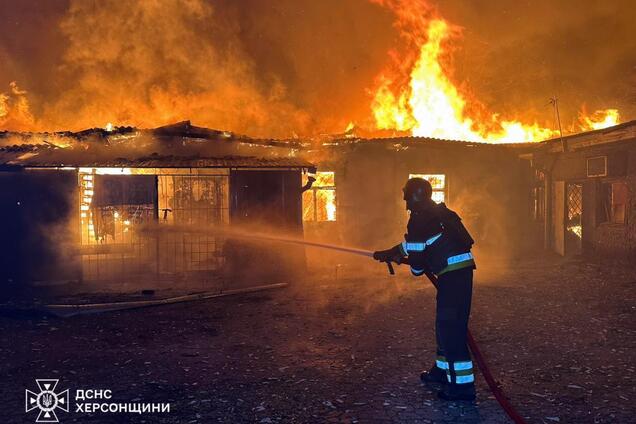 Окупанти вдарили по житлових квартал Херсона: відомо про сімох постраждалих. Фото та відео