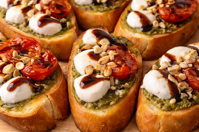 Изысканные брускетты с помидорами и моцареллой: делимся рецептом вкусной закуски