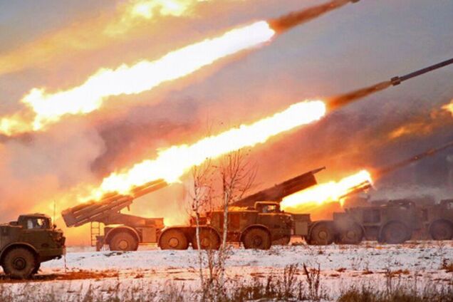 Оккупанты ударили по жилым квартал Херсона: известно о семи пострадавших