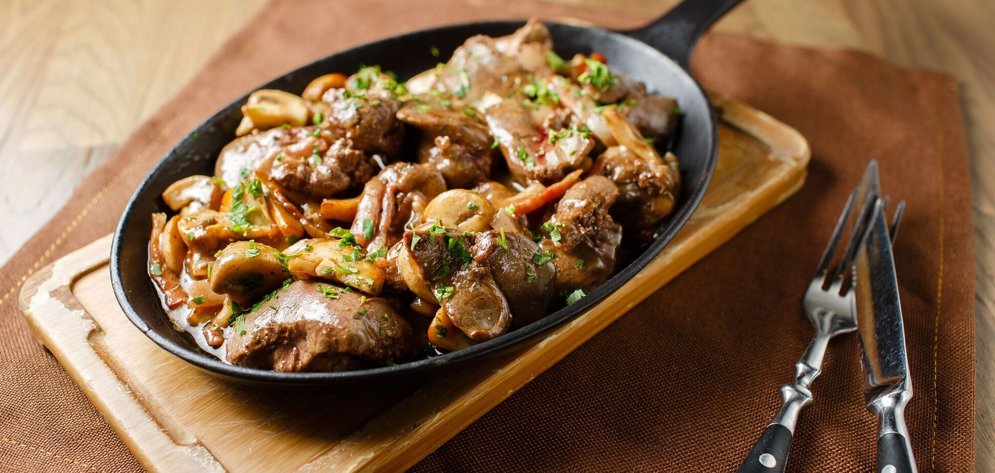 Як потушкувати соковиту печінку на сковорідці: просто тане у роті