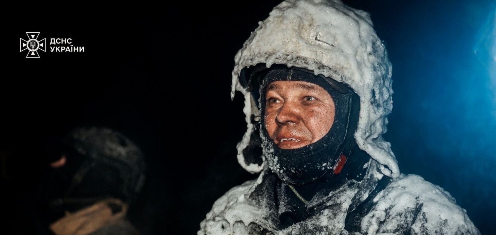 Мощь и спокойствие: в ГСЧС показали сильное фото спасателя в ледяном панцире