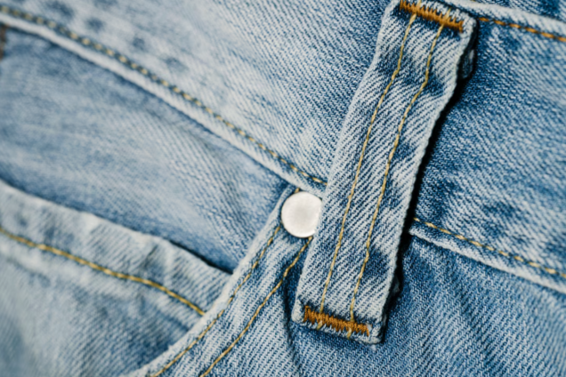 Мініатюрна кишеня на джинсах: чому вона взагалі існує і для чого її використовують
