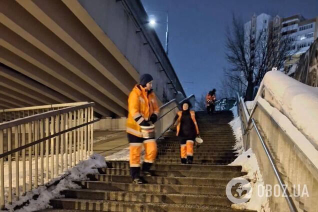 В КГГА показали, как в Киеве борются с гололедом: привлечено почти 300 единиц спецтехники. Фото и видео
