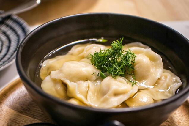 Зимовий ситний пельменний суп для обіду: рецепт смачної страви за 20 хвилин