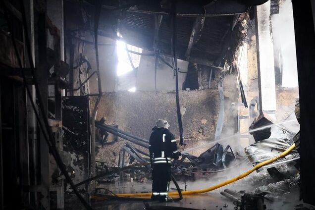 Удар РФ по підприємству на Харківщині 20 лютого: з-під завалів дістали тіла людей. Фото