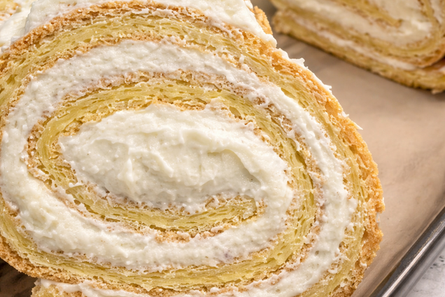 Повітряний солодкий рулет з банановою начинкою: як приготувати