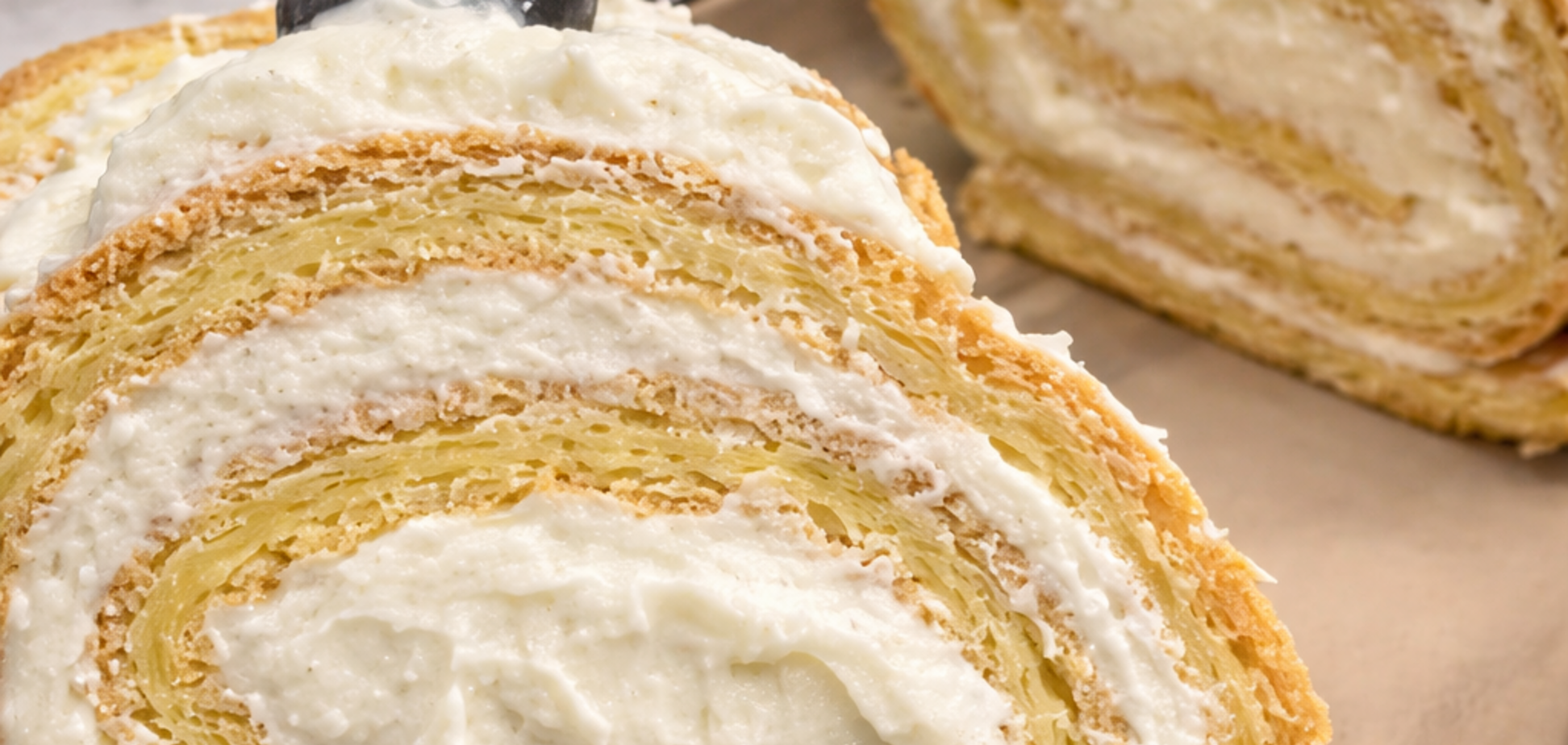 Повітряний солодкий рулет з банановою начинкою: як приготувати