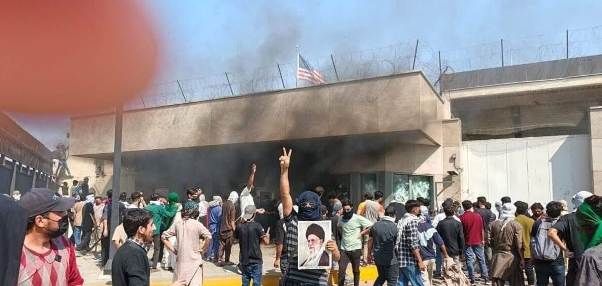 В Пакистане протестующие штурмовали посольство США, есть погибшие и раненые