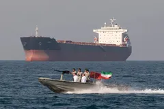 Іран обстріляв два судна, які намагалися пройти Ормузьку протоку – Reuters