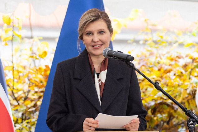 Олена Зеленська вперше за довгий час вийшла в світ у вечірньому образі з вишуканою зачіскою. Фото