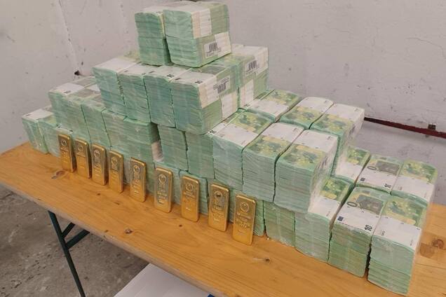 Ілюстрація - гроші і золото Ощадбанку