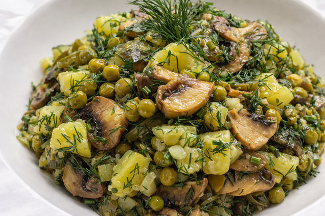 Пісний салат з картоплею, грибами та горошком: вийде дуже ситно