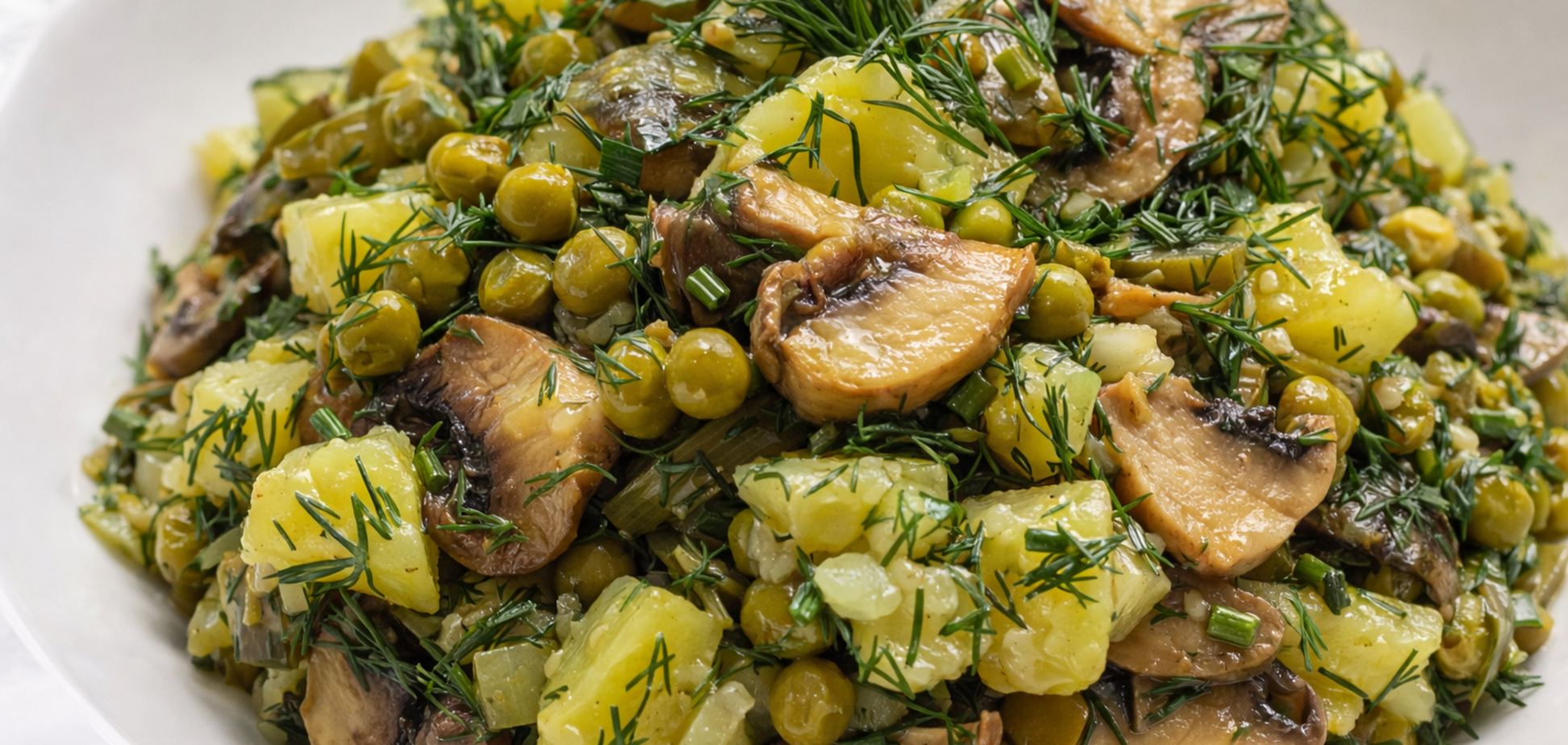 Постный салат с картофелем, грибами и горошком: получится очень сытно