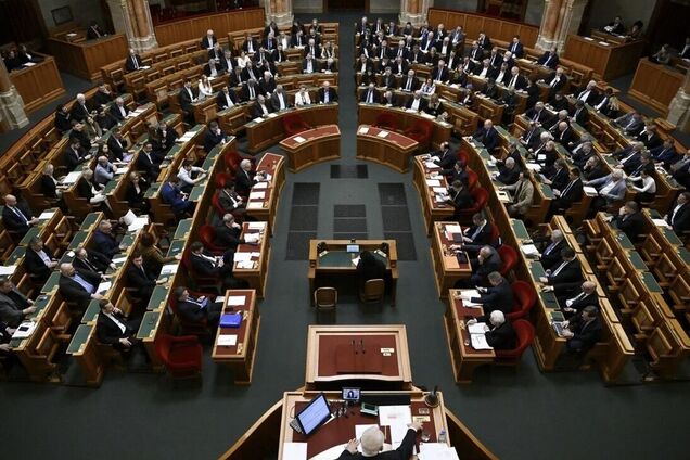 Парламент Венгрии одобрил резолюцию, отвергающую членство Украины в ЕС и предоставление помощи