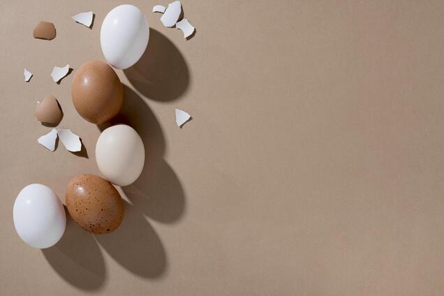 Добавьте это в воду и яичная скорлупа не будет трескаться: один простой ингредиент