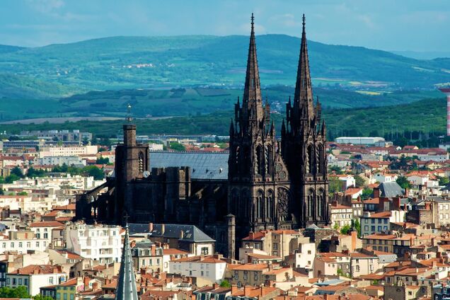 Має один із найгарніших соборів у Європі: туристам порадили тихе місто у Франції