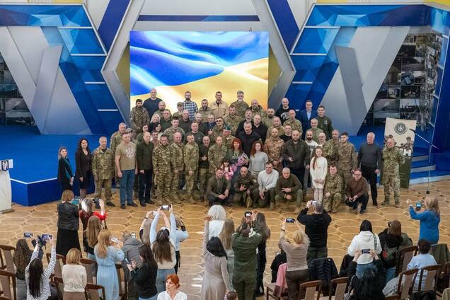 Кличко ко Дню добровольца наградил медалями киевлян-военнослужащих. Фото