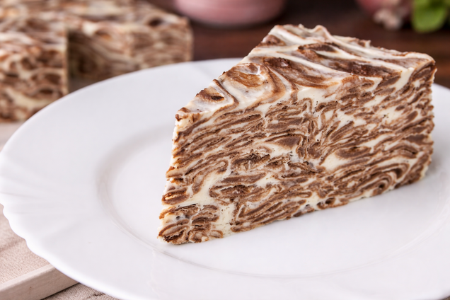 Смачний домашній торт з млинців: випікати не доведеться