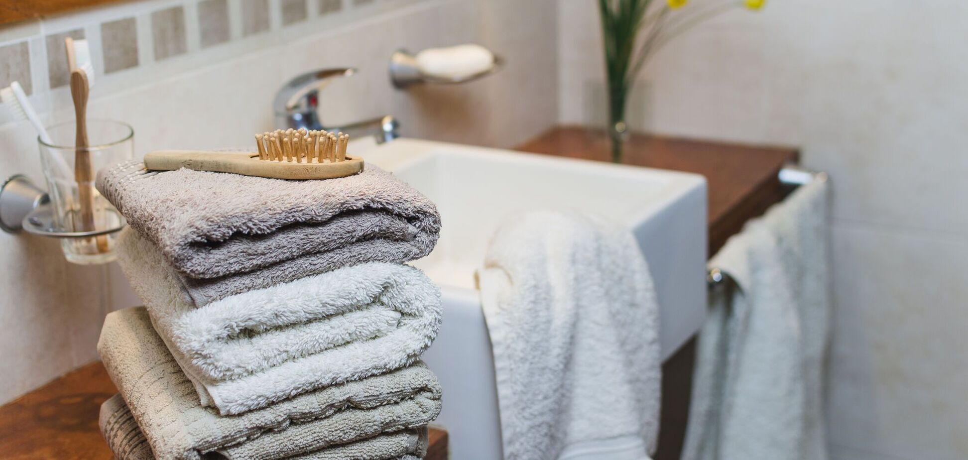 Чому не варто тримати рушники у ванній кімнаті: це навіть небезпечно