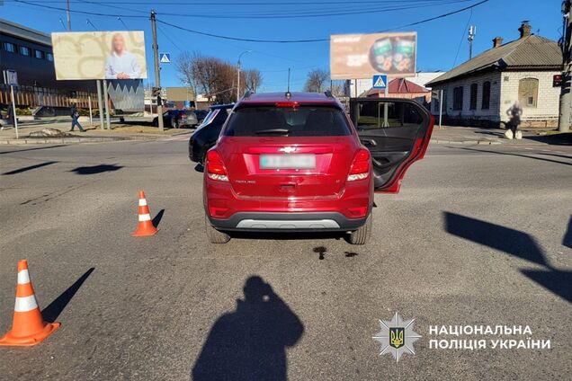 Ехала на красный: в Черкассах водитель сбила двух детей на пешеходном переходе. Фото